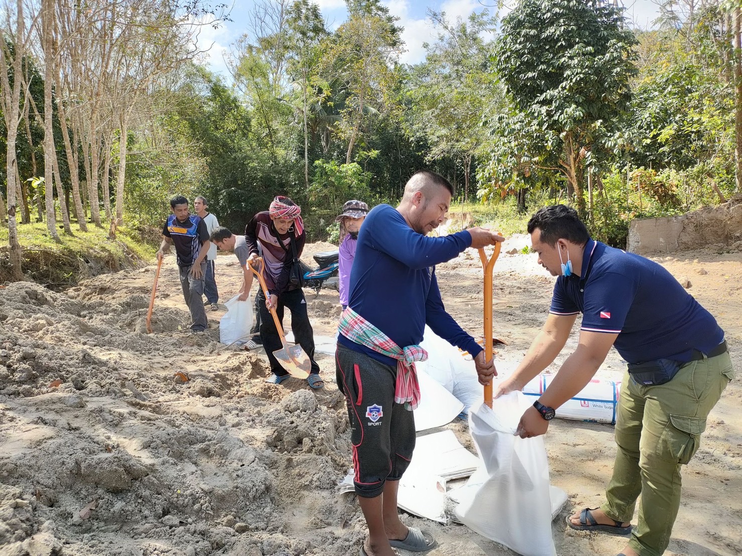 องค์การบริหารส่วนตำบลน้ำดำ ทำฝายเพื่อช่วยเหลือเกษตรกรชาวนา หมู่ที่ 2 ตำบลน้ำดำ